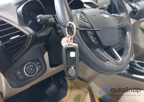 2017 Ford Escape Titanium z USA, uszkodzony, nr VIN 1FMCU9JD4HUB07866